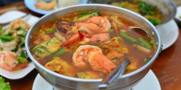 Resep tom yam udang kuah asam segar khas Thailand yang gurih, pedas, dan praktis dibuat di rumah untuk menu makan malam spesial.