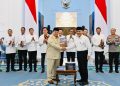 Tim Reformasi Polri menyerahkan rekomendasi ke Presiden. Fokus pada penguatan Kompolnas, revisi UU, dan sistem kepolisian. (Foto: Laily Rachev - BPMI Setpres)