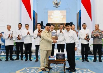 Tim Reformasi Polri menyerahkan rekomendasi ke Presiden. Fokus pada penguatan Kompolnas, revisi UU, dan sistem kepolisian. (Foto: Laily Rachev - BPMI Setpres)