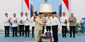 Tim Reformasi Polri menyerahkan rekomendasi ke Presiden. Fokus pada penguatan Kompolnas, revisi UU, dan sistem kepolisian. (Foto: Laily Rachev - BPMI Setpres)