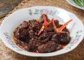 Resep krengsengan daging khas Jawa Timur dengan bumbu petis, kecap, dan rempah gurih pedas. Empuk, meresap, dan cocok jadi lauk keluarga.