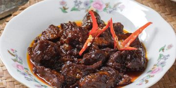Resep krengsengan daging khas Jawa Timur dengan bumbu petis, kecap, dan rempah gurih pedas. Empuk, meresap, dan cocok jadi lauk keluarga.