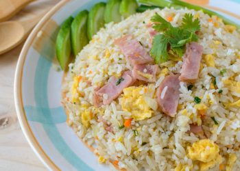 Resep nasi goreng daging asap yang praktis, gurih, dan hemat untuk sarapan atau makan malam. Mudah dibuat dengan bumbu sederhana.
