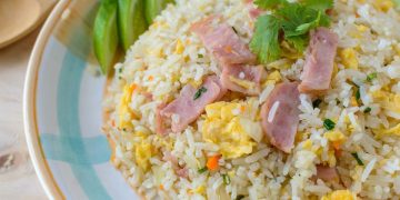 Resep nasi goreng daging asap yang praktis, gurih, dan hemat untuk sarapan atau makan malam. Mudah dibuat dengan bumbu sederhana.