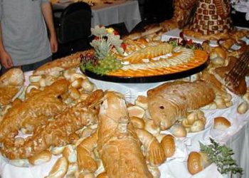 Makanan tradisional di pernikahan adat Indonesia ternyata menyimpan filosofi tentang kesetiaan, keharmonisan, dan harapan baik.