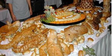 Makanan tradisional di pernikahan adat Indonesia ternyata menyimpan filosofi tentang kesetiaan, keharmonisan, dan harapan baik.