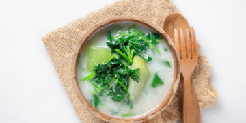 Resep bobor bayam labu siam dengan kuah santan gurih cocok untuk menu makan siang keluarga. Praktis dibuat dan kaya nutrisi.