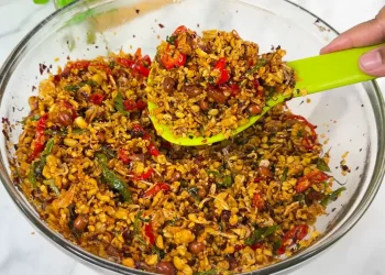 Resep kering tempe ebi gurih pedas yang renyah dan tahan lama, cocok jadi lauk praktis, menu hemat akhir bulan, dan stok makanan di rumah. (Foto: YouTube.com/Ika Mardatillah)