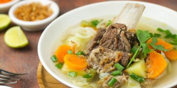 Resep sop iga sapi khas Jawa dengan kuah gurih rempah dan daging empuk. Cocok untuk menu keluarga dan sajian spesial Idul Adha.