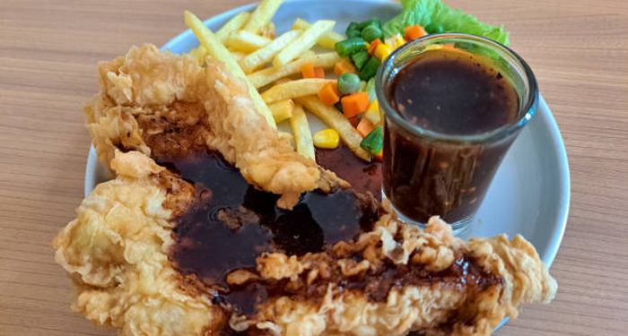 Resep steak ayam tepung saus lada hitam yang crispy, gurih, dan mudah dibuat di rumah. Cocok untuk menu makan malam spesial keluarga.