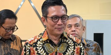 OJK mengonfirmasi Jeffrey Hendrik terpilih sebagai Direktur Utama BEI periode 2026-2030. Simak susunan direksi terbaru Bursa Efek Indonesia.