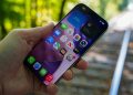 Penelitian terbaru mengungkap smartphone diduga berkontribusi terhadap penurunan angka kelahiran melalui perubahan pola interaksi sosial.