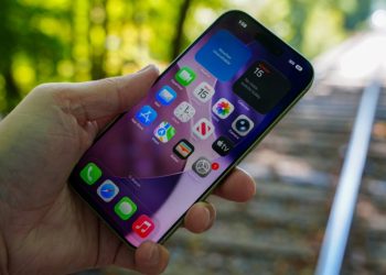 Penelitian terbaru mengungkap smartphone diduga berkontribusi terhadap penurunan angka kelahiran melalui perubahan pola interaksi sosial.