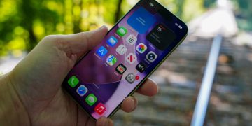Penelitian terbaru mengungkap smartphone diduga berkontribusi terhadap penurunan angka kelahiran melalui perubahan pola interaksi sosial.