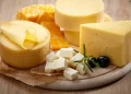 Keju disebut dapat membantu menjaga kesehatan gigi setelah mengonsumsi makanan manis. Simak penjelasan penelitian dan fakta di baliknya.
