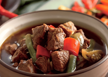 Resep asem-asem daging sapi khas Demak dengan kuah bening segar, perpaduan rasa asam, manis, dan gurih yang cocok untuk menu makan siang keluarga.