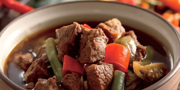 Resep asem-asem daging sapi khas Demak dengan kuah bening segar, perpaduan rasa asam, manis, dan gurih yang cocok untuk menu makan siang keluarga.