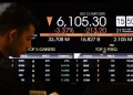 Rupiah menguat ke Rp17.760 per dolar AS pada Senin pagi. IHSG juga melonjak 3 persen dengan mayoritas saham bergerak di zona hijau. (Foto: Antara)