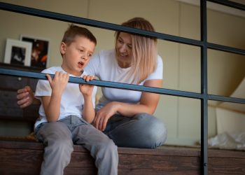 Helicopter parenting adalah pola asuh yang terlalu mengontrol anak. Ketahui pengertian, ciri-ciri, dan dampaknya bagi tumbuh kembang anak.