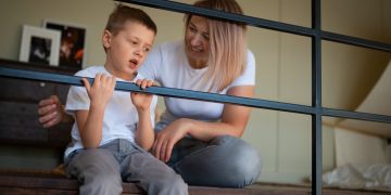 Helicopter parenting adalah pola asuh yang terlalu mengontrol anak. Ketahui pengertian, ciri-ciri, dan dampaknya bagi tumbuh kembang anak.