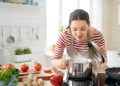 Ingin pengeluaran makan lebih hemat? Simak tips memasak di rumah yang praktis agar belanja dapur lebih efisien dan tidak boros.