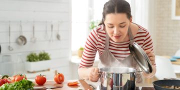 Ingin pengeluaran makan lebih hemat? Simak tips memasak di rumah yang praktis agar belanja dapur lebih efisien dan tidak boros.