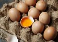 Telur omega-3 memiliki kandungan asam lemak lebih tinggi dibanding telur biasa. Simak manfaat dan perbedaan nutrisinya untuk kesehatan.