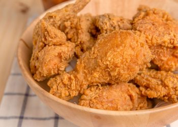 Simak resep ayam goreng tepung jadul yang renyah dan juicy dengan teknik marinasi khusus serta tepung pelapis yang kriuk tahan lama.