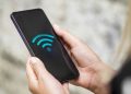 HP tidak bisa terhubung ke WiFi meski sandi benar? Simak penyebab umum dan langkah mengatasinya agar koneksi internet kembali normal.