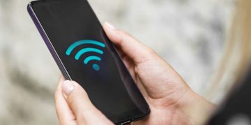 HP tidak bisa terhubung ke WiFi meski sandi benar? Simak penyebab umum dan langkah mengatasinya agar koneksi internet kembali normal.