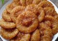 Simak resep kue cucur gula merah tradisional yang empuk, manis legit, dan anti gagal. Lengkap dengan tips agar bersarang dan mekar sempurna.