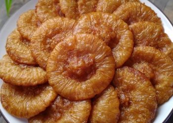 Simak resep kue cucur gula merah tradisional yang empuk, manis legit, dan anti gagal. Lengkap dengan tips agar bersarang dan mekar sempurna.
