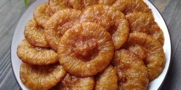Simak resep kue cucur gula merah tradisional yang empuk, manis legit, dan anti gagal. Lengkap dengan tips agar bersarang dan mekar sempurna.