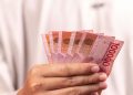 Rupiah melemah ke Rp18.110 per dolar AS pada perdagangan pagi. Penguatan dolar AS dan sentimen geopolitik menjadi faktor utama tekanan.