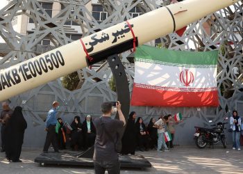 Iran melancarkan serangan ke lokasi milik AS di kawasan Teluk sebagai balasan atas operasi militer Amerika di wilayah Iran. Ketegangan kembali meningkat.
