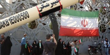 Iran melancarkan serangan ke lokasi milik AS di kawasan Teluk sebagai balasan atas operasi militer Amerika di wilayah Iran. Ketegangan kembali meningkat.