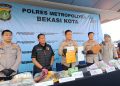Polres Metro Bekasi Kota membongkar jaringan sabu lintas Sumatera, Jawa, dan Bali. Lima tersangka ditangkap dengan barang bukti lebih dari 2 kilogram. (Foto: KOMPAS.com/NURPINI AULIA RAPIKA)