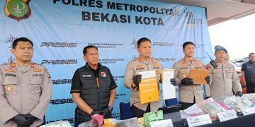 Polres Metro Bekasi Kota membongkar jaringan sabu lintas Sumatera, Jawa, dan Bali. Lima tersangka ditangkap dengan barang bukti lebih dari 2 kilogram. (Foto: KOMPAS.com/NURPINI AULIA RAPIKA)