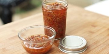 Resep sambal bawang ala Bu Rudy yang pedas, gurih, dan mudah dibuat. Cocok sebagai pelengkap ayam goreng, nasi hangat, hingga aneka lalapan.