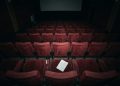 Jangan pernah mengabaikan rasa tusukan kecil saat kamu duduk di kegelapan bioskop tua. Seseorang baru saja memberikan tiket masuk ke klub terkutuk.