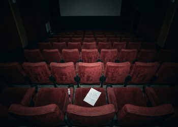Jangan pernah mengabaikan rasa tusukan kecil saat kamu duduk di kegelapan bioskop tua. Seseorang baru saja memberikan tiket masuk ke klub terkutuk.