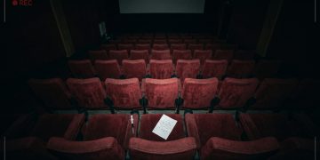 Jangan pernah mengabaikan rasa tusukan kecil saat kamu duduk di kegelapan bioskop tua. Seseorang baru saja memberikan tiket masuk ke klub terkutuk.