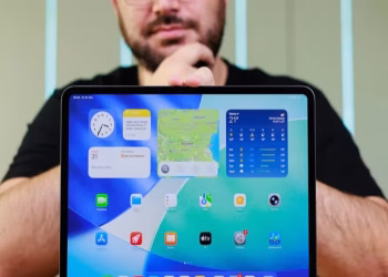 Apple menaikkan harga Mac dan iPad di Asia akibat mahalnya komponen. Kebijakan ini memicu tekanan pada saham teknologi dan industri chip AI.