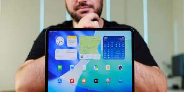 Apple menaikkan harga Mac dan iPad di Asia akibat mahalnya komponen. Kebijakan ini memicu tekanan pada saham teknologi dan industri chip AI.