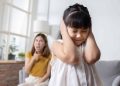 Bentakan yang dilakukan orang tua secara berulang dapat memengaruhi kesehatan mental anak. Simak dampaknya terhadap emosi, perilaku, dan kepercayaan diri.