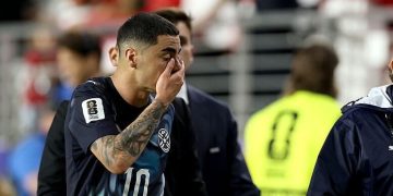 Miguel Almiron menjadi pemain pertama yang menerima kartu merah akibat aturan baru FIFA terkait gestur menutup mulut di Piala Dunia 2026.