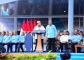 Presiden Prabowo Subianto melontarkan candaan saat menyapa Panglima TNI dan Kapolri dalam Penas Petani dan Nelayan di Gorontalo.