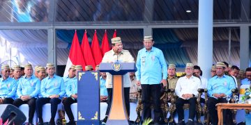 Presiden Prabowo Subianto melontarkan candaan saat menyapa Panglima TNI dan Kapolri dalam Penas Petani dan Nelayan di Gorontalo.