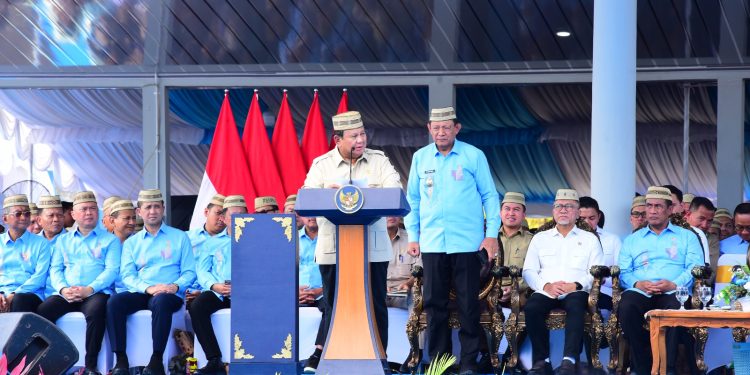 Presiden Prabowo Subianto melontarkan candaan saat menyapa Panglima TNI dan Kapolri dalam Penas Petani dan Nelayan di Gorontalo.