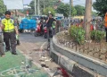 Kecelakaan truk di Simpang Unisma Bekasi menewaskan seorang pengemudi ojol dan melukai sembilan orang. Polisi masih menyelidiki penyebab kejadian.